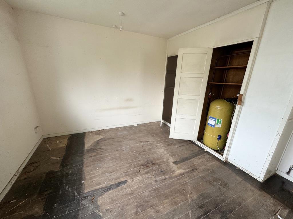 Lot: 95 - THREE-BEDROOM SEMI-DETACHED HOUSE FOR IMPROVEMENT - Bedroom 1